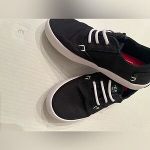 SPEERY UNISEX CHILD BODIE WASHABLE SNEAKERS. BLACK WITH WHITE LACES. SIZE 12